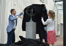 On behalf of the staff, Peter and his wife Daniëlle were handed this sundial.